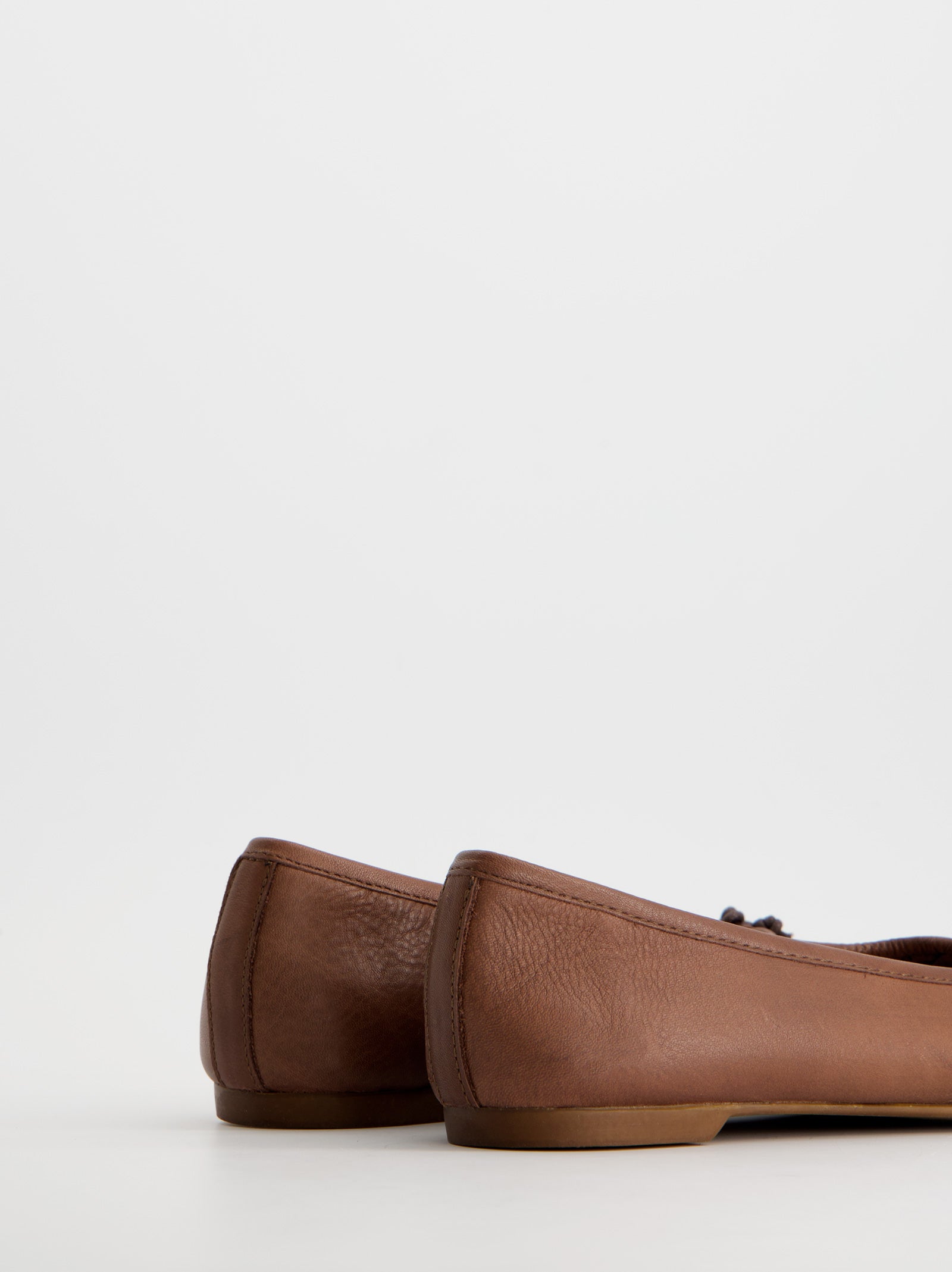 BROWN LEATHER TABI FLATS - KARVA