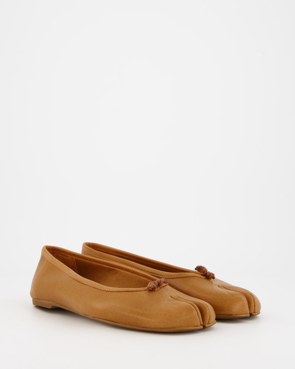 BROWN LEATHER TABI FLATS - KARVA