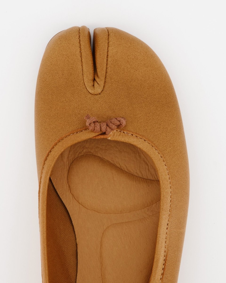 BROWN LEATHER TABI FLATS - KARVA
