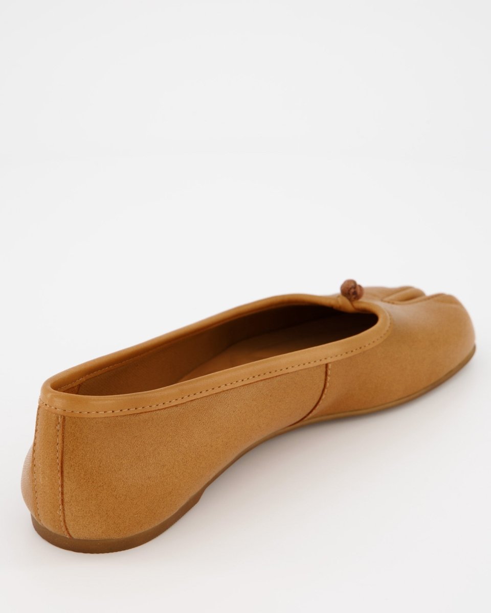 BROWN LEATHER TABI FLATS - KARVA