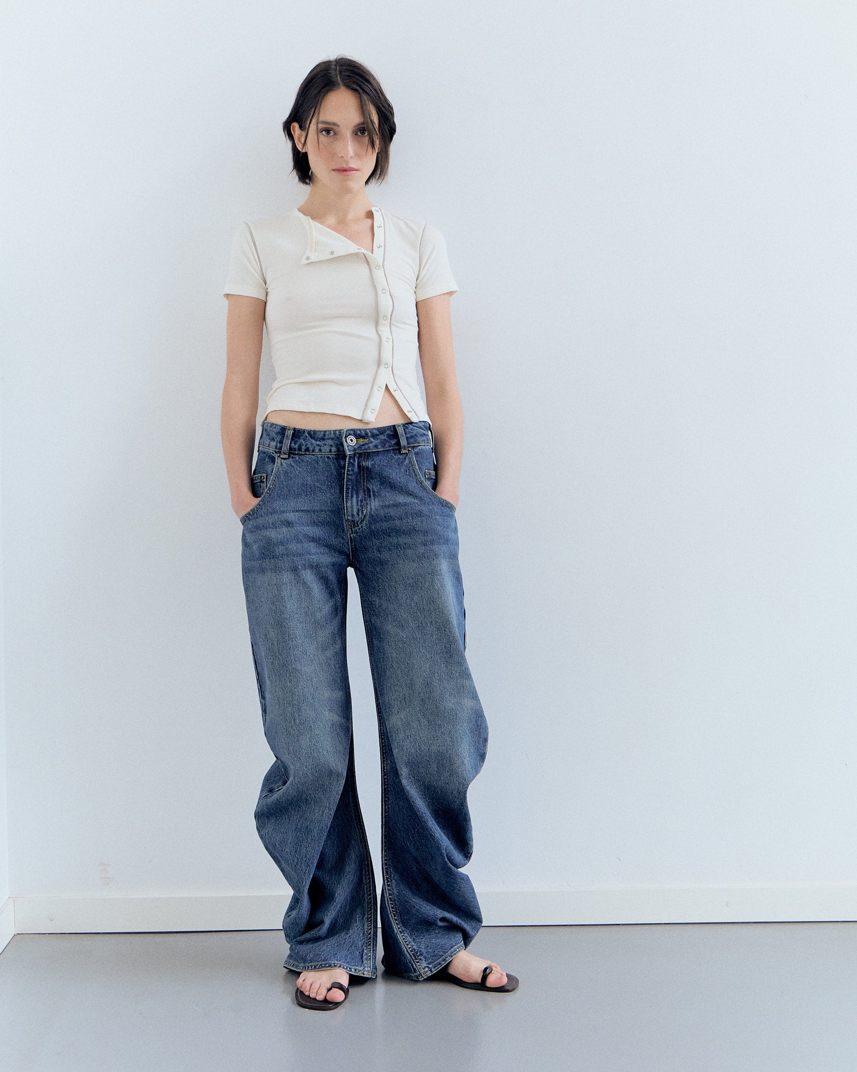 CURVED-LEG JEANS - JONES