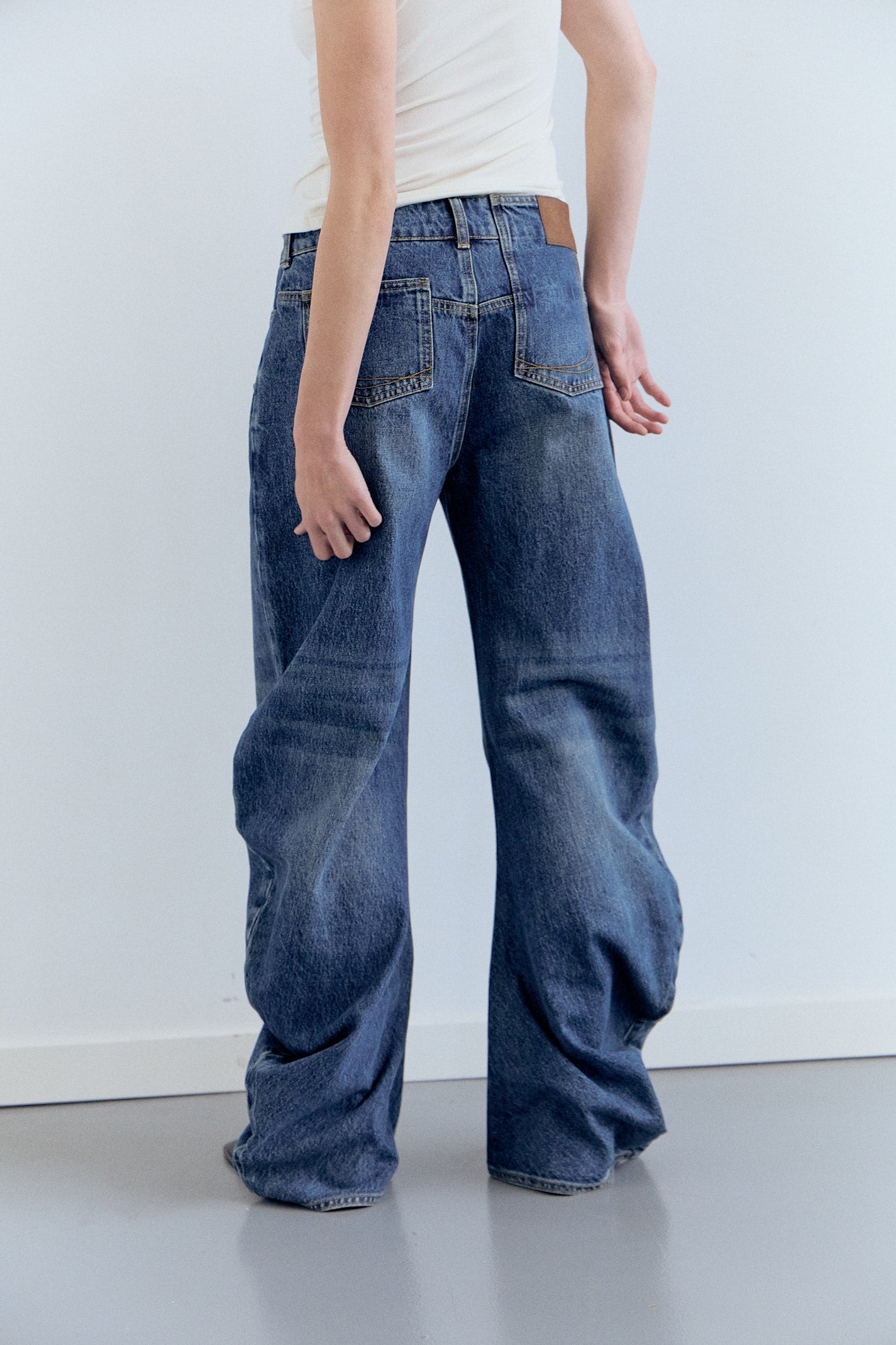CURVED-LEG JEANS - JONES