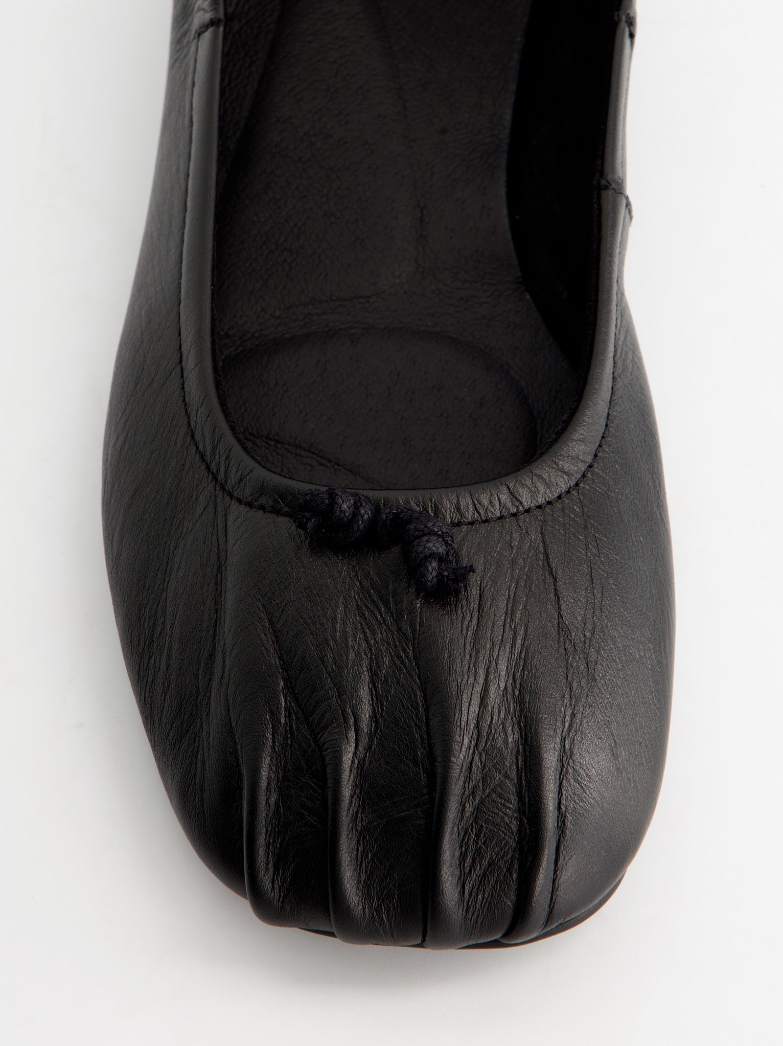 BLACK LEATHER BALLET FLATS WITH RUCHED EFFECT - CATTY