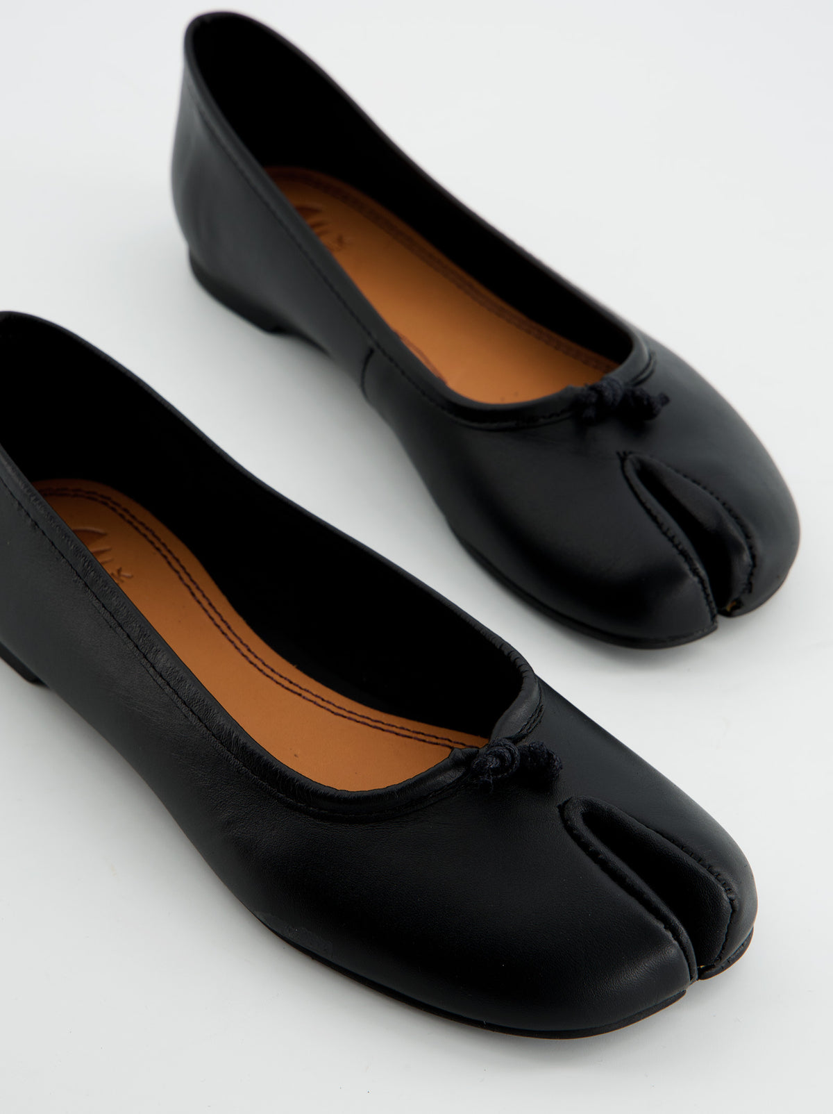 BLACK LEATHER TABI FLATS - KARVA
