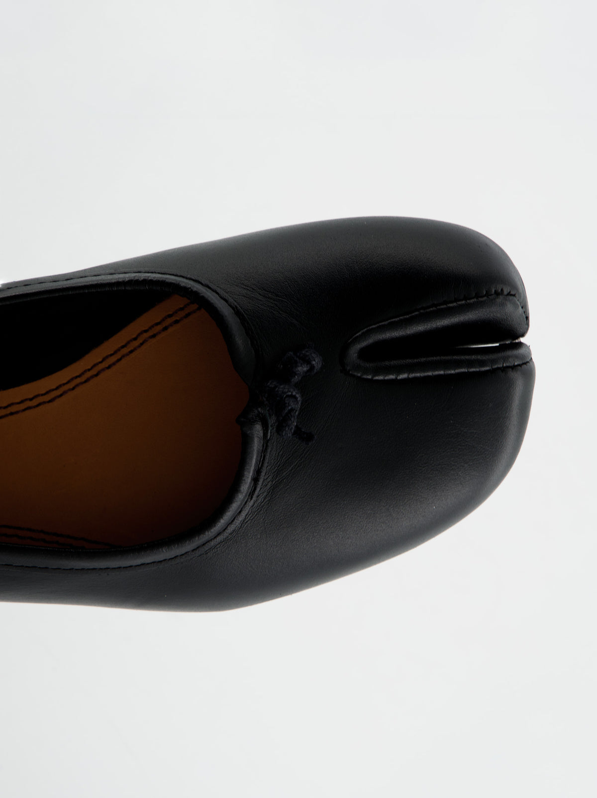 BLACK LEATHER TABI FLATS - KARVA