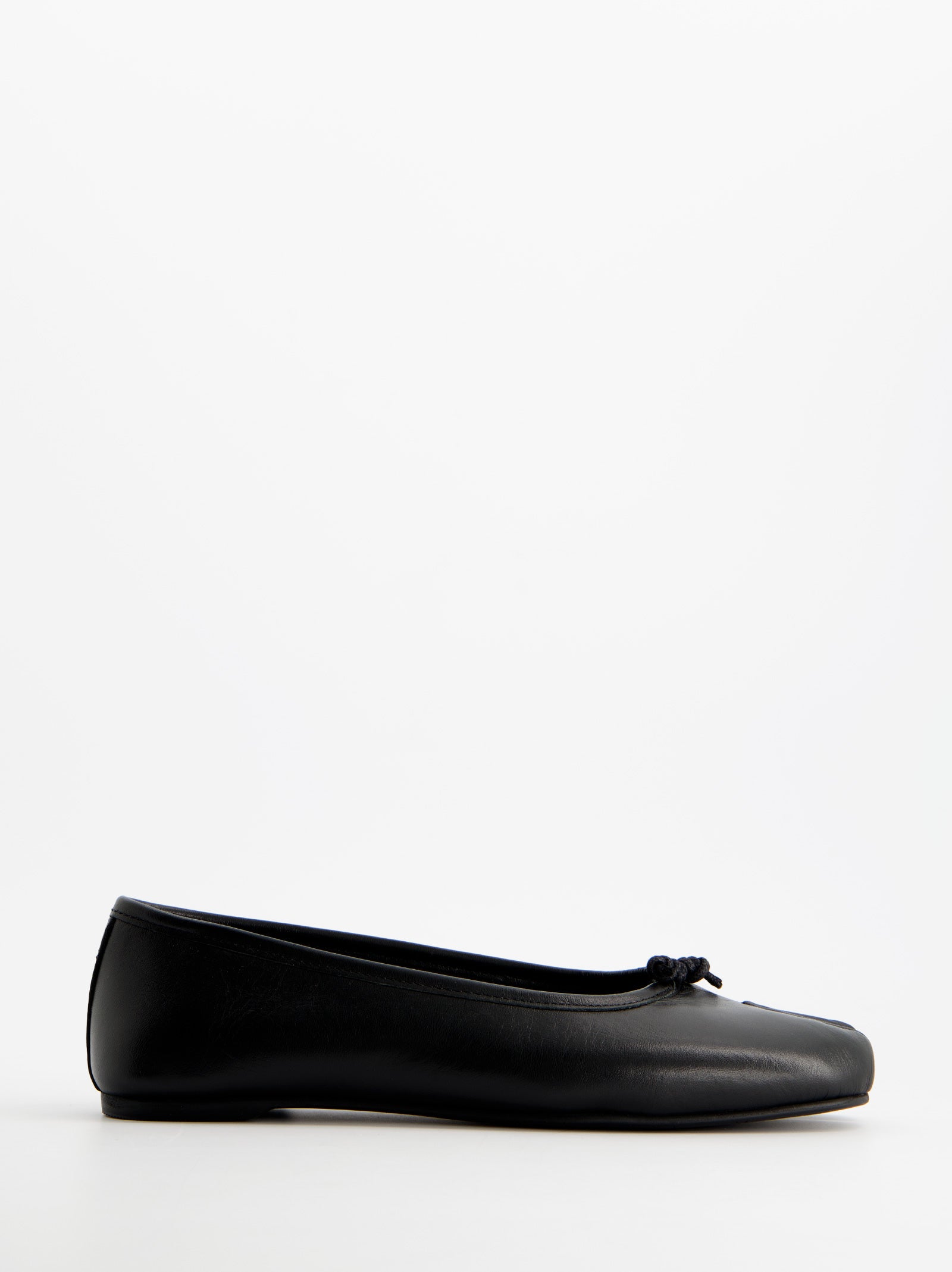 BLACK LEATHER TABI FLATS - KARVA