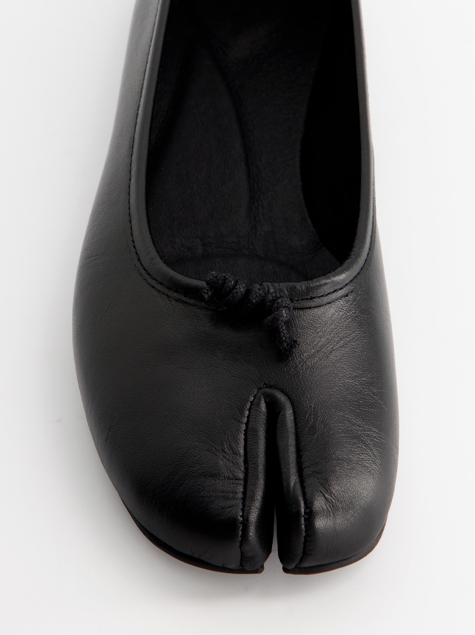 BLACK LEATHER TABI FLATS - KARVA