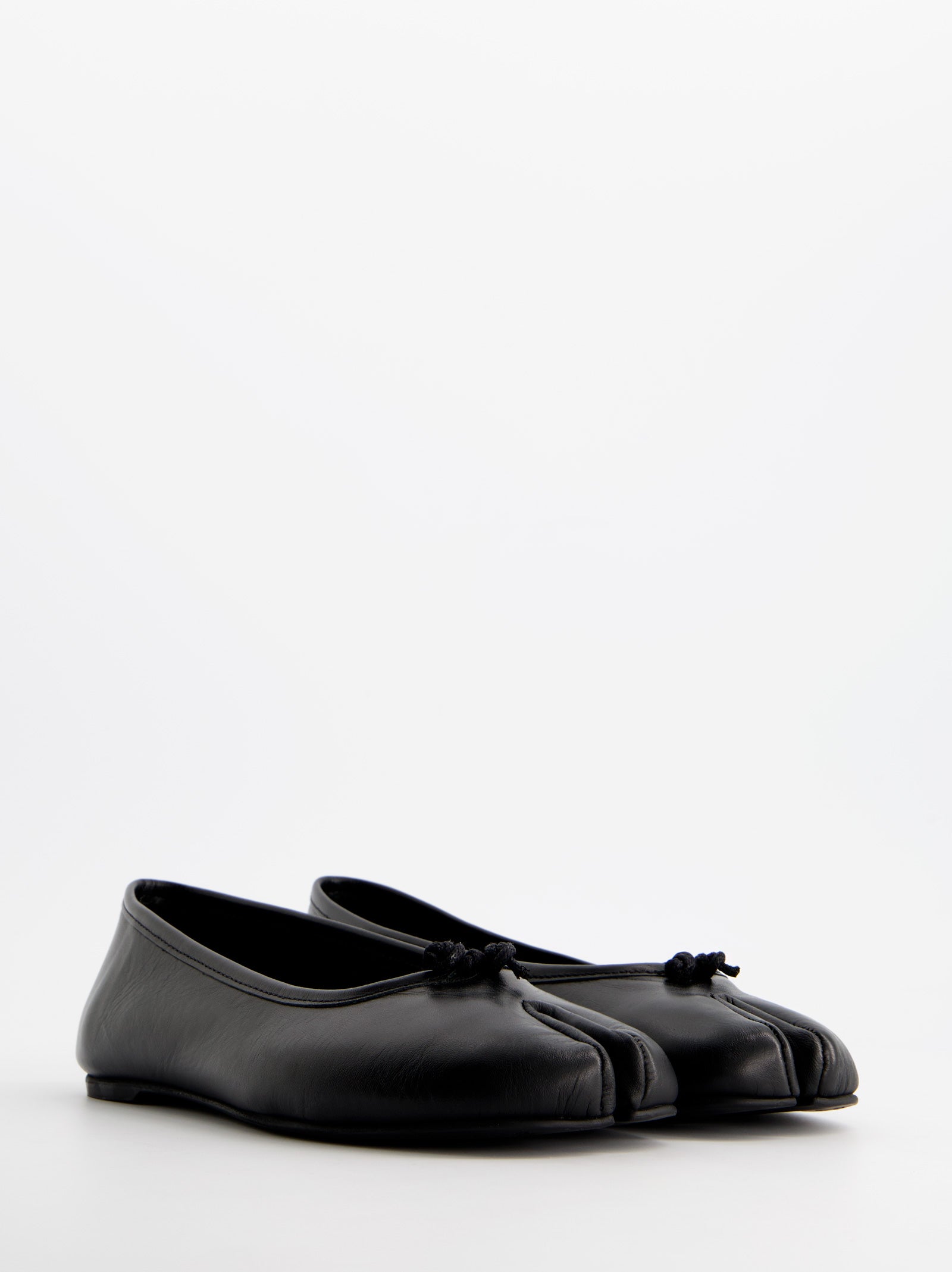 BLACK LEATHER TABI FLATS - KARVA
