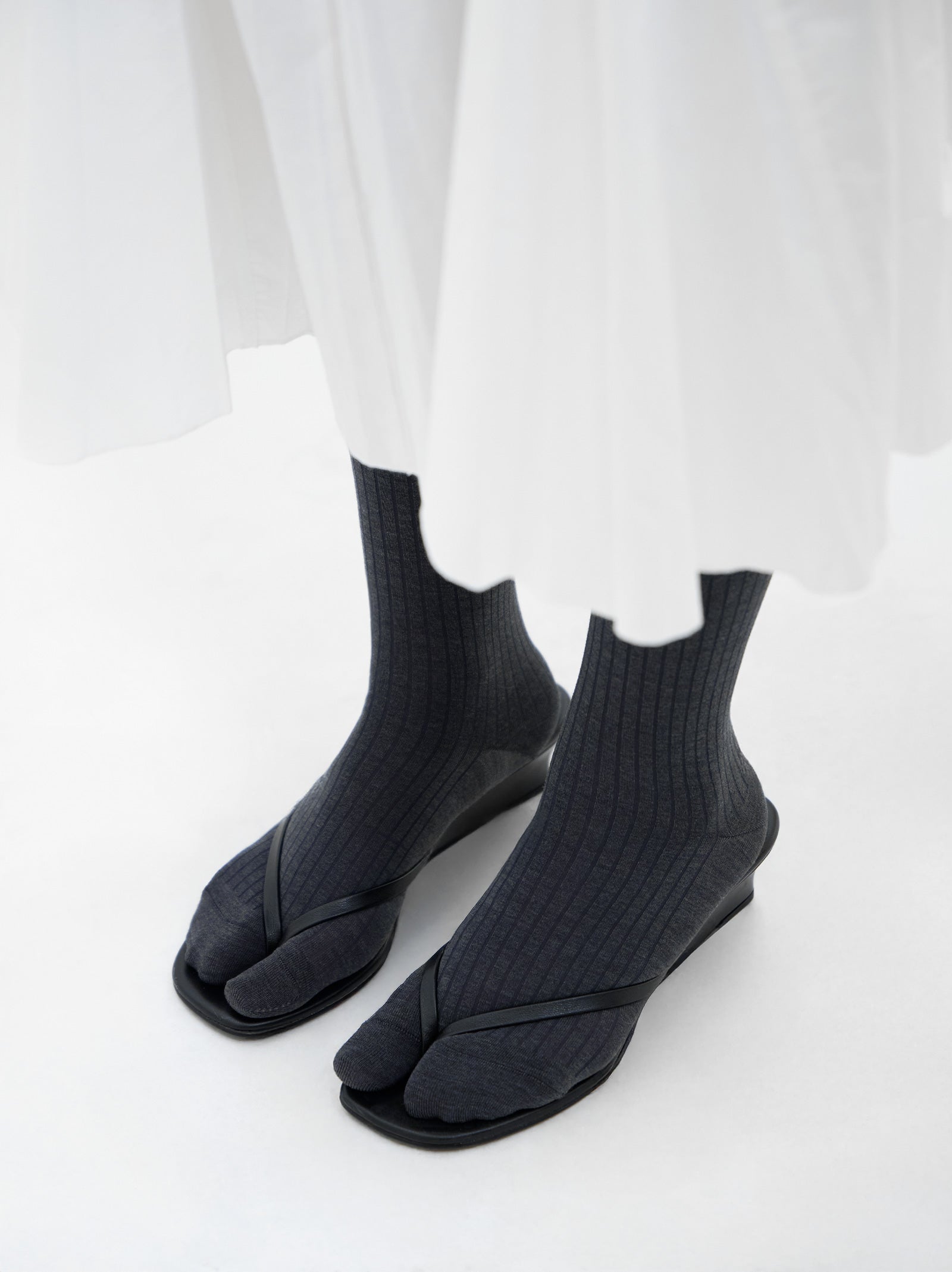 BLACK AND GREY TABI SOCKS - SOKIA