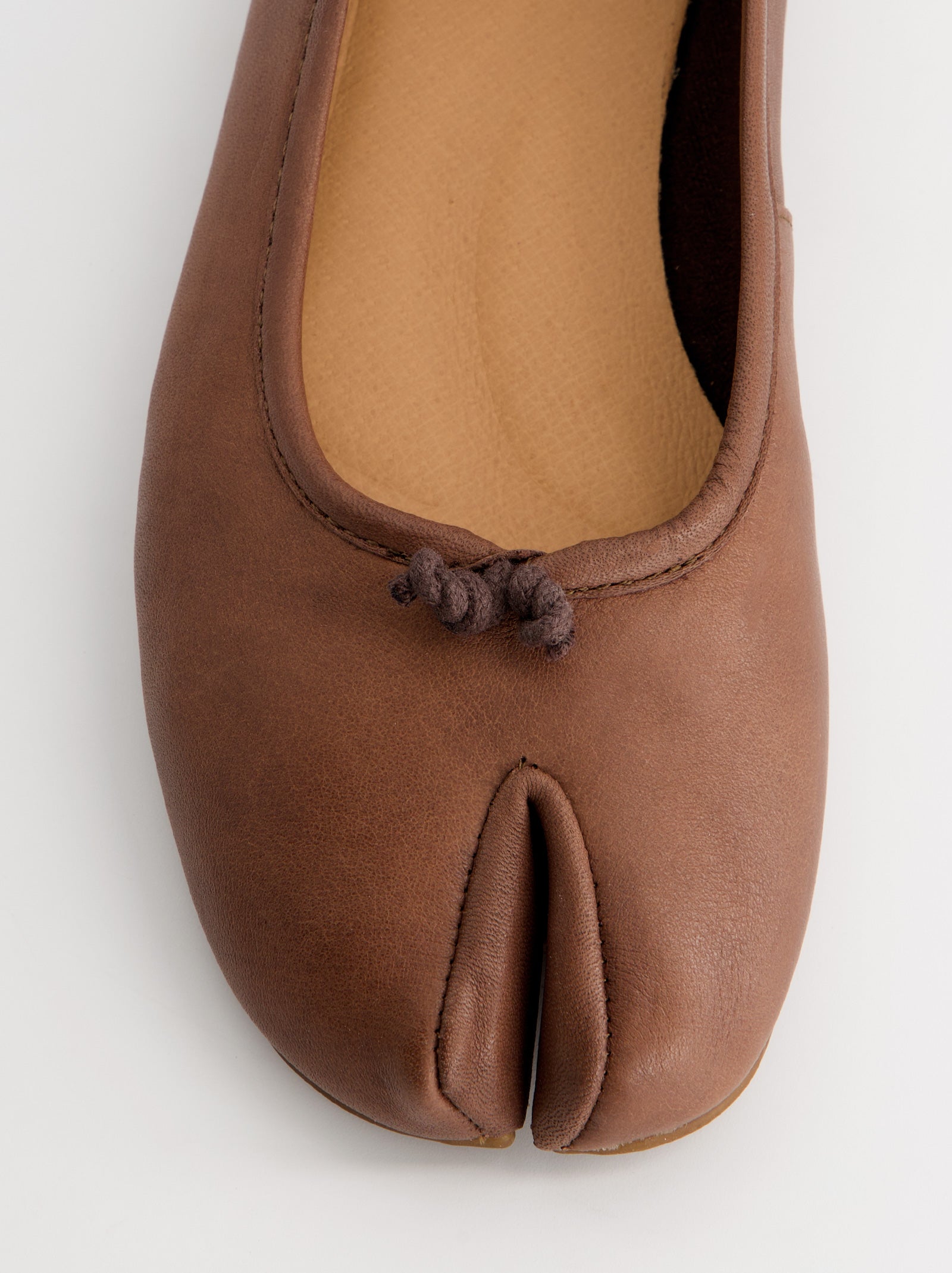 BROWN LEATHER TABI FLATS - KARVA