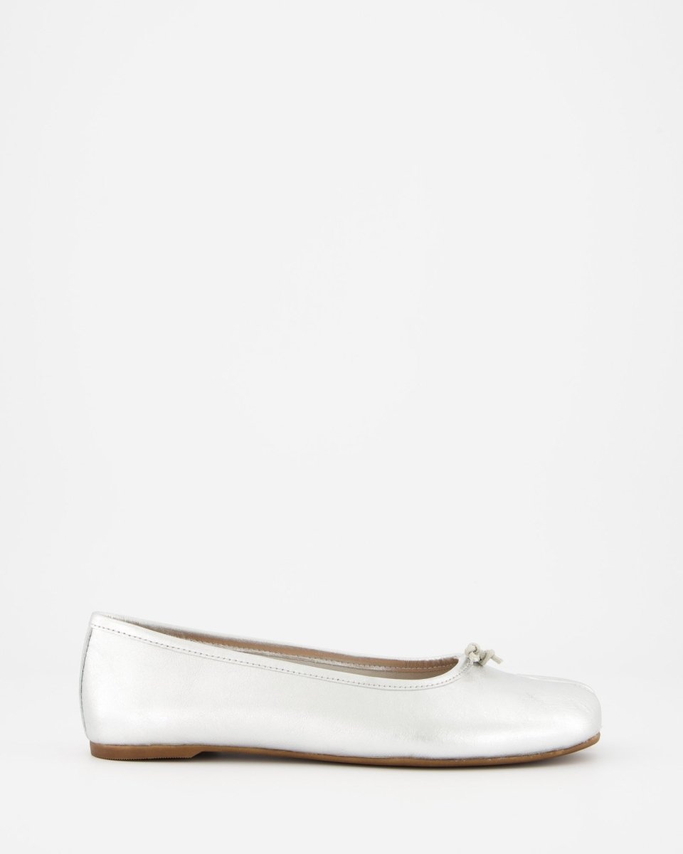 SILVER LEATHER TABI FLATS - KARVA