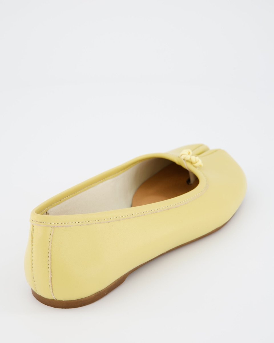 YELLOW LEATHER TABI FLATS - KARVA