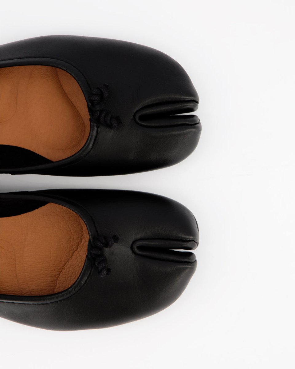 BLACK LEATHER TABI FLATS - KARVA