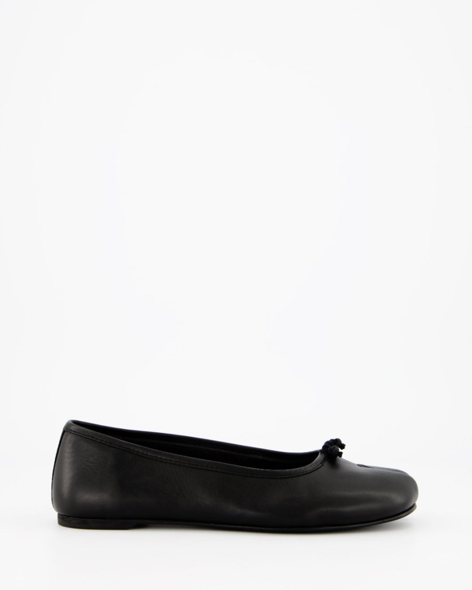 BLACK LEATHER TABI FLATS - KARVA