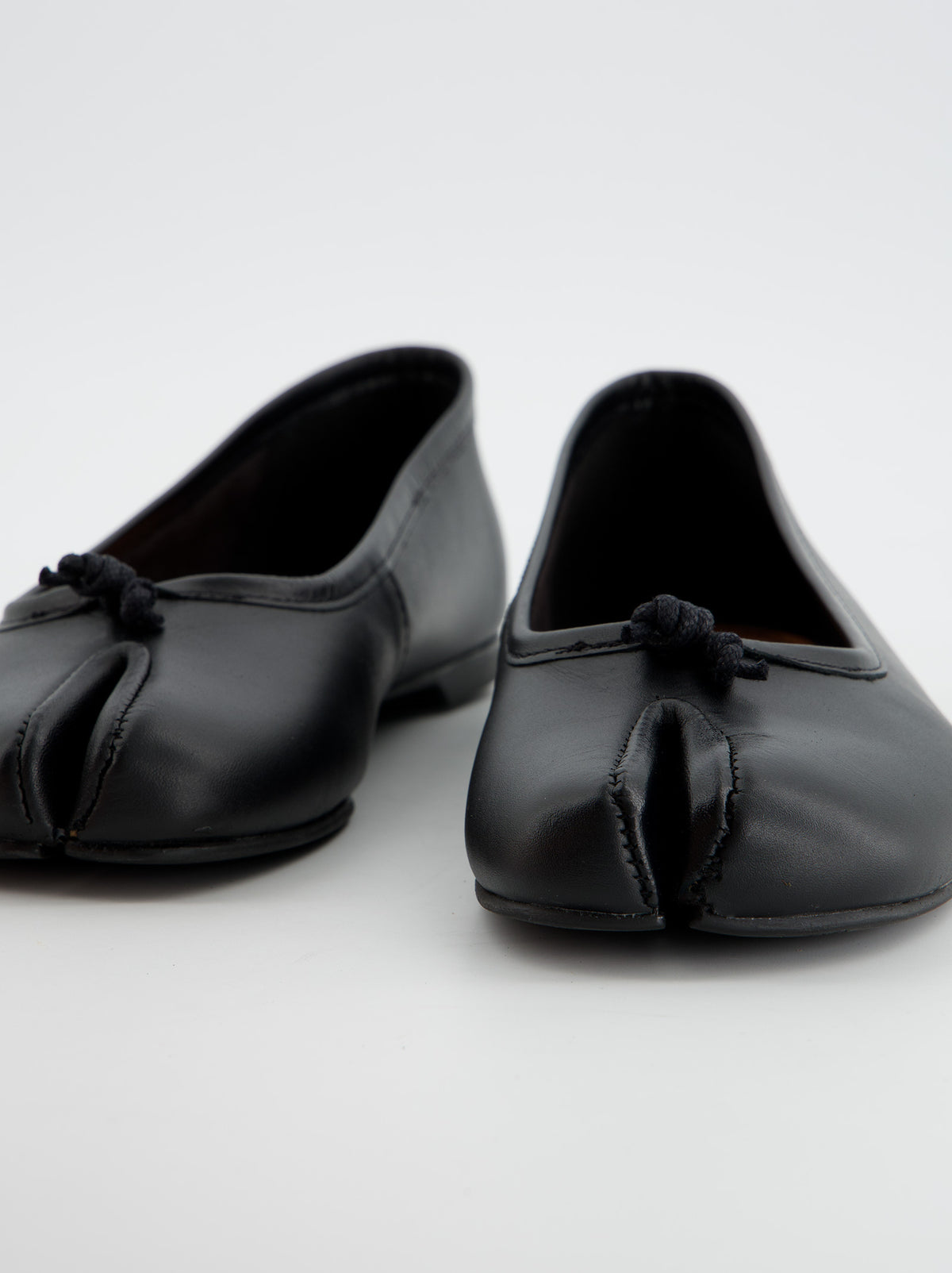 BLACK LEATHER TABI FLATS - KARVA