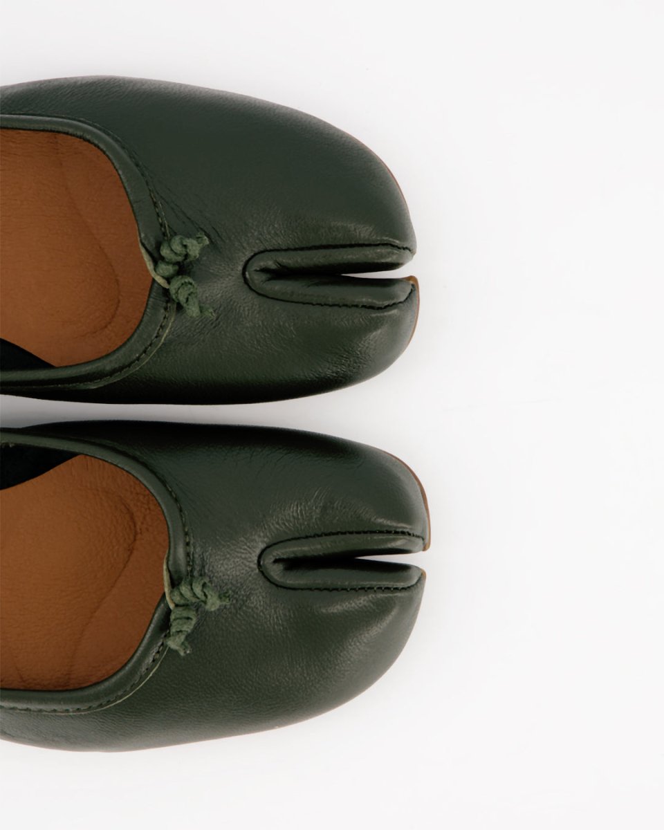 GREEN LEATHER TABI FLATS - KARVA