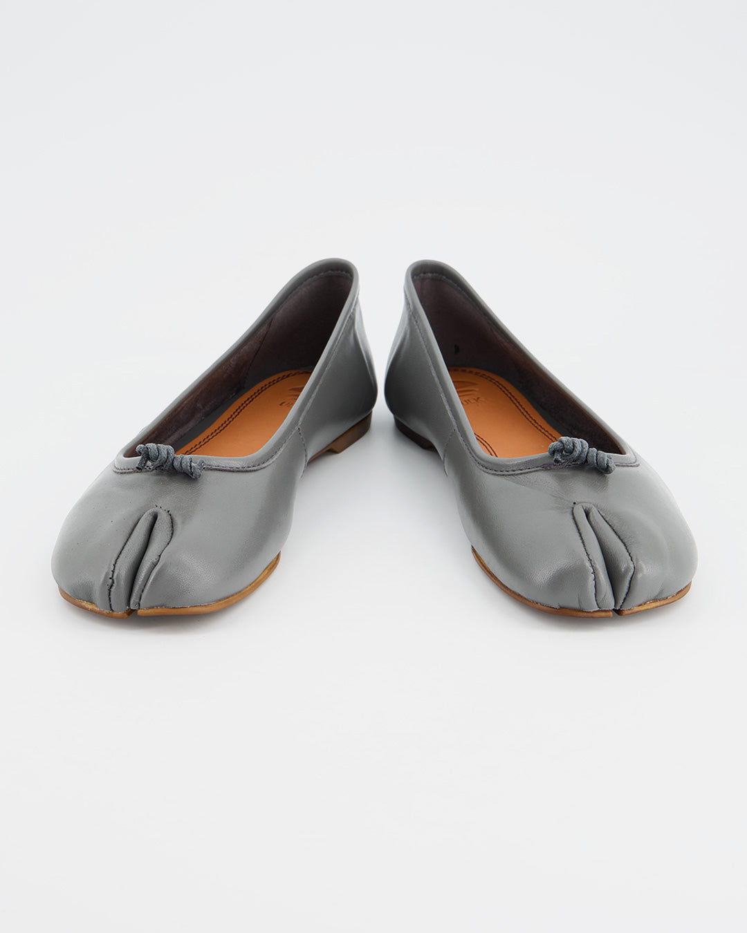 GREY LEATHER TABI FLATS - KARVA