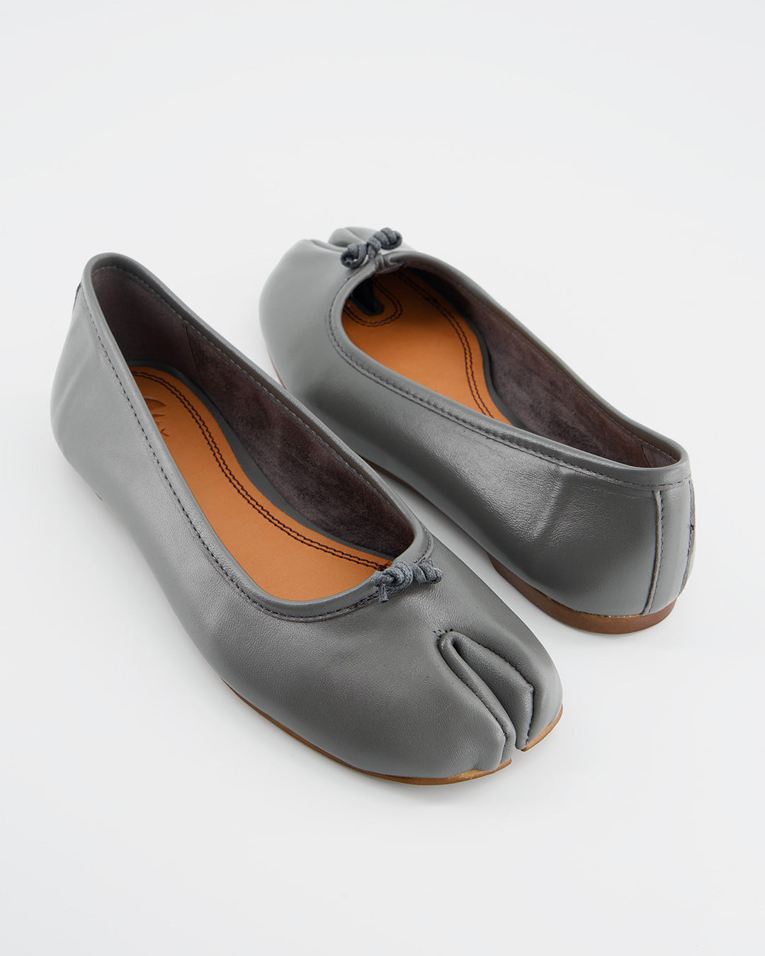GREY LEATHER TABI FLATS - KARVA