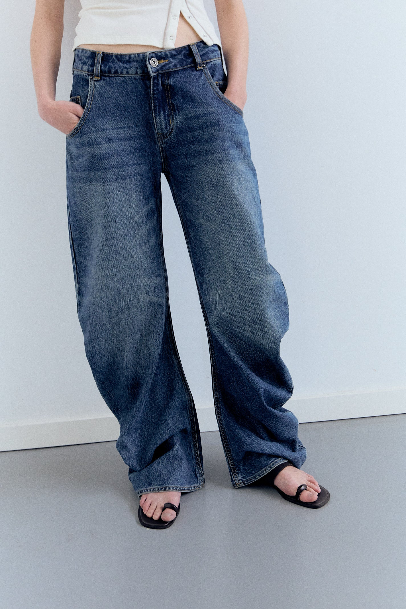 CURVED-LEG JEANS - JONES
