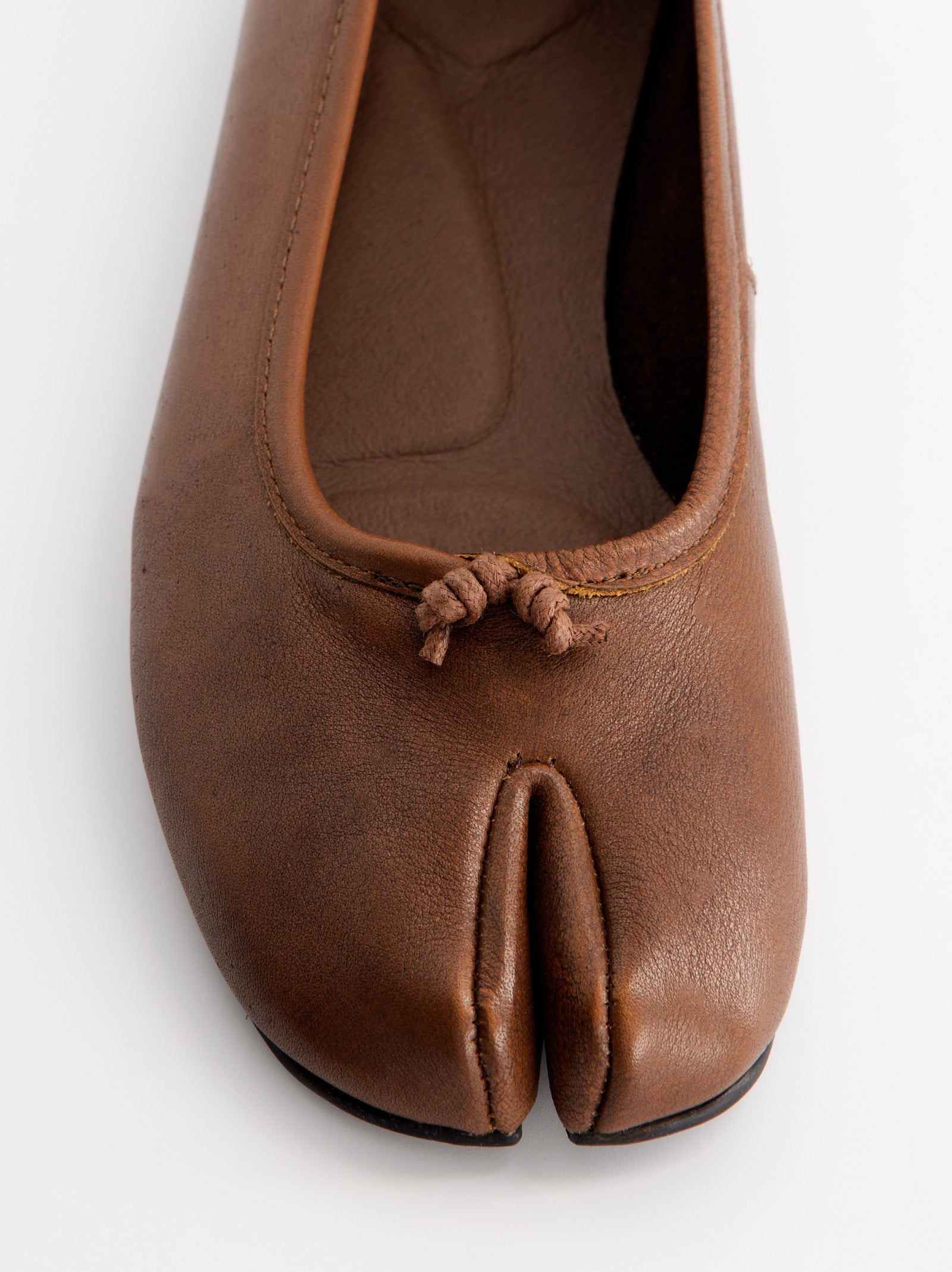 BROWN LEATHER TABI FLATS - KARVA