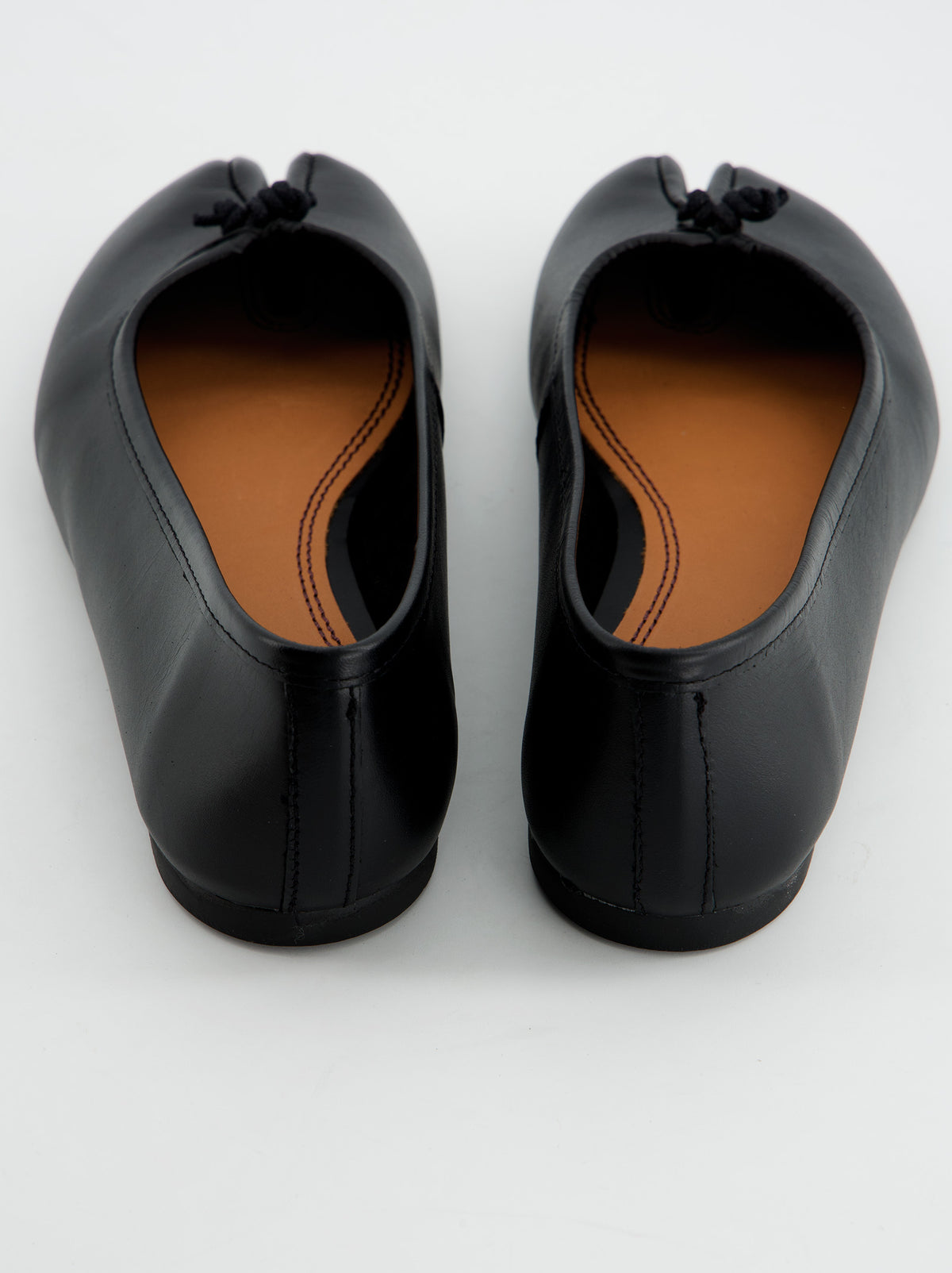 BLACK LEATHER TABI FLATS - KARVA