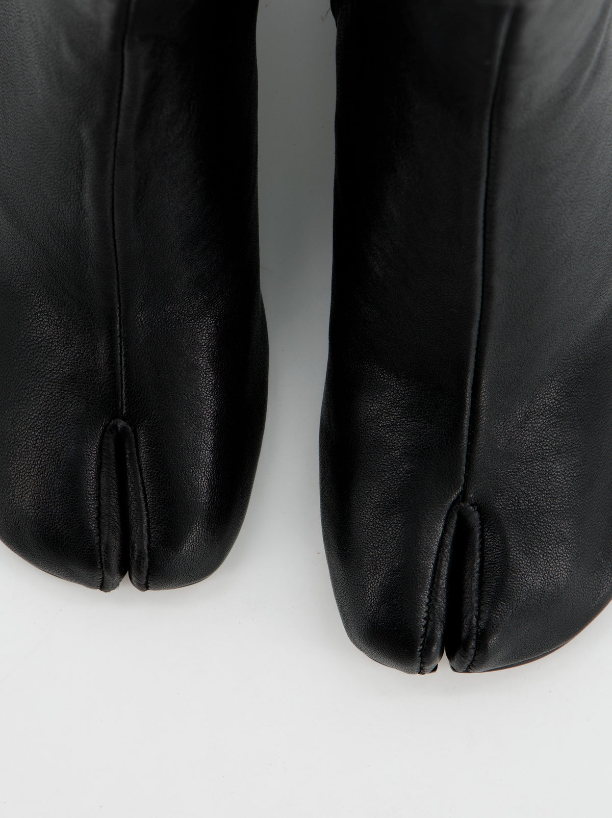 BLACK LEATHER TABI ANKLE BOOTS - GLACE
