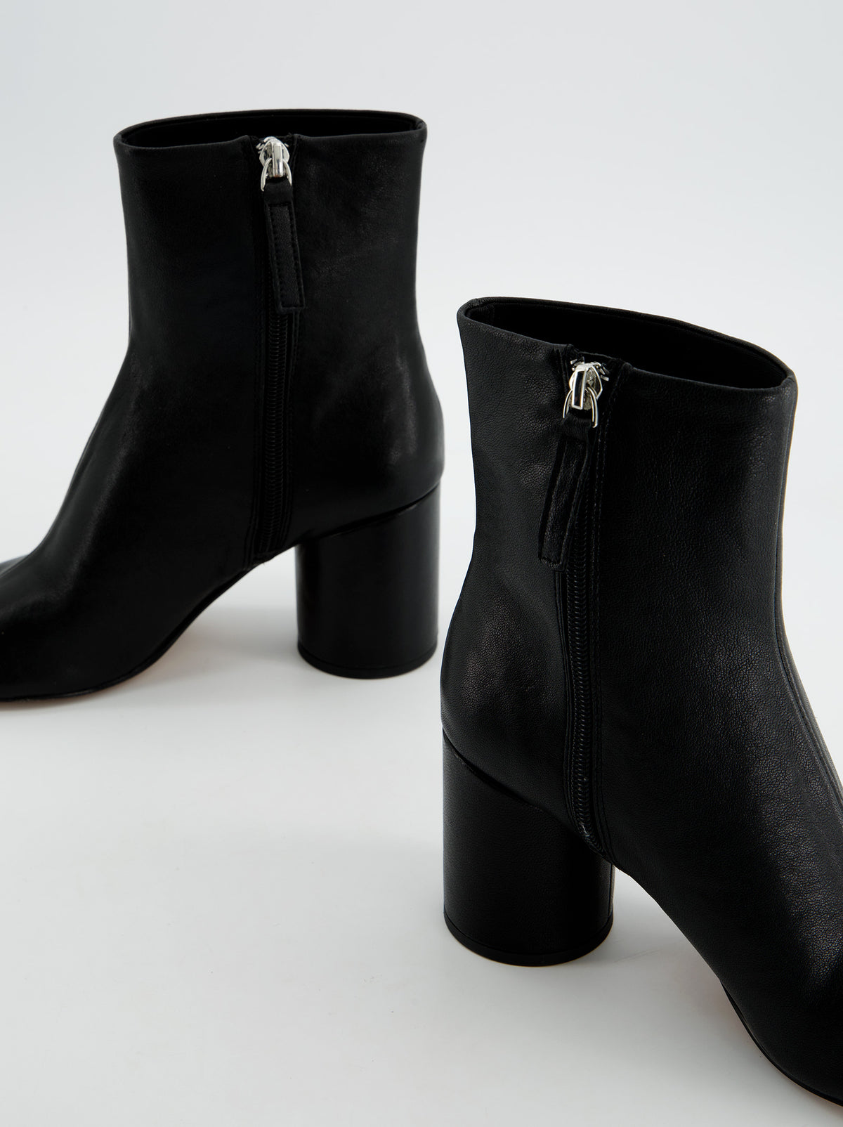 BLACK LEATHER TABI ANKLE BOOTS - GLACE