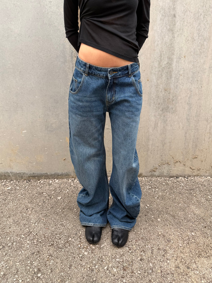 CURVED-LEG JEANS - JONES